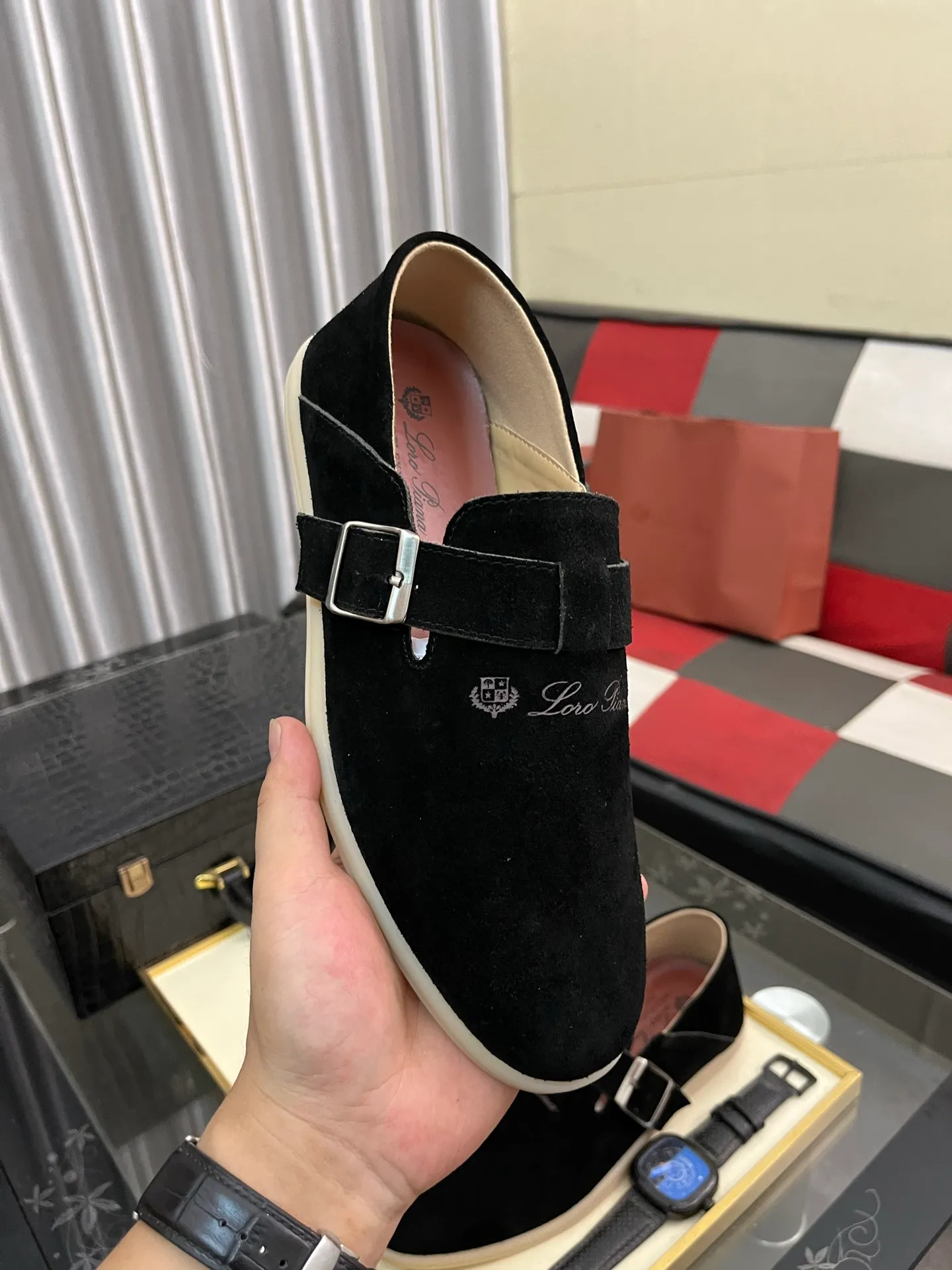 Men's men's shoes 💰458⌚️⌚️ Loro Piana's classic hot model lp top version of Pili casual shoes. It turns out that these are the casual shoes that are said to be able to walk 20,000 steps without getting tired. This pair has both good looks and feel. You will be completely lost as soon as you put it on. The minimalist design is eye-catching and durable, and it is a bonus for dressing. The soft feeling on the feet has outstanding texture, and it is very nice without abrasion on the feet. The soft and waxy soles make it easy to wear for daily use for a long time. Who can resist a pair of versatile and good-looking loafers? Don't be too elegant at all, the feel and texture of the feet are good, the key is to make the legs look longer and not tire the feet, the main thing is that it is just right!        Material: Original cowhide Lining: Original sheepskin Outsole: Original sole Size: 38-44